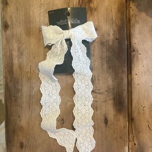 cutsie lace bow clip 🪩